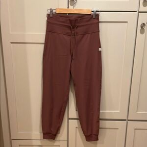 Vuori Daily Jogger size Small in Rosewood color